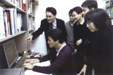 2006_12_00_with his students at NetLab .jpg