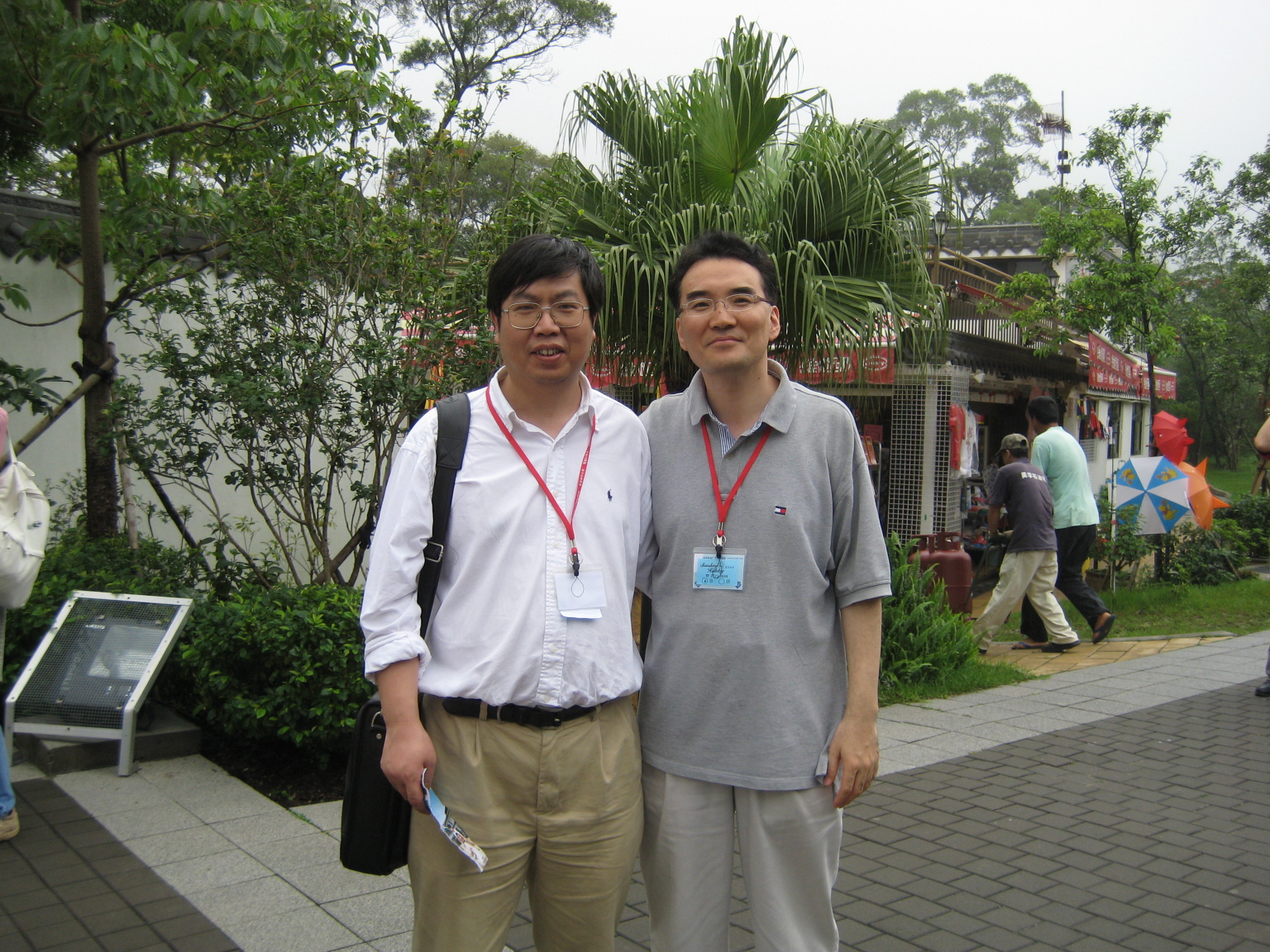 2008_05_30_with Prof. Peng-Jun Wan (IIT), PC Chair of MobiHoc'2008.jpg